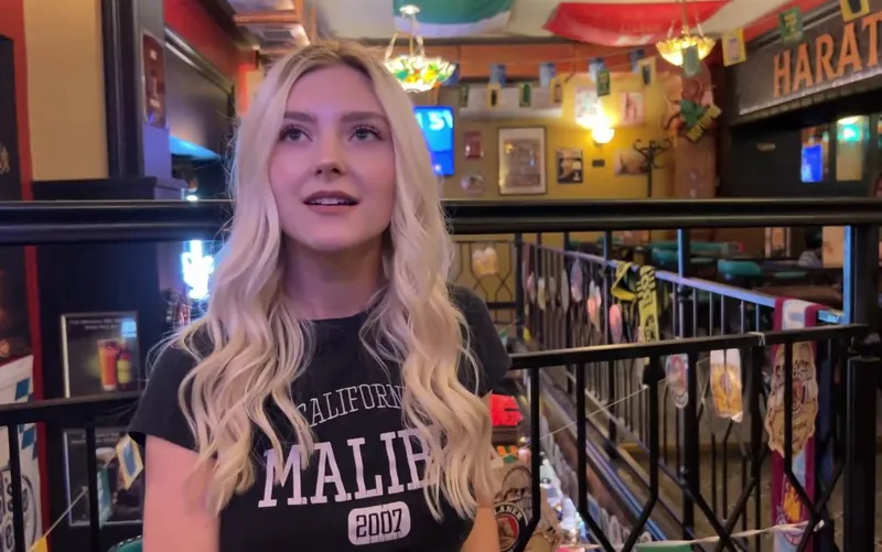 Eva elfie gạ một cchim trai trúng số ở quán bar vào toilet