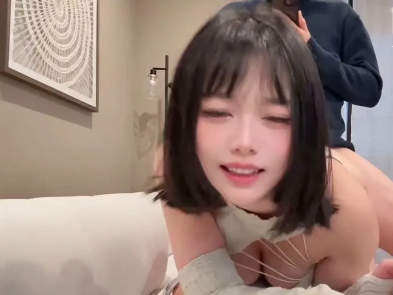 Chị họ dễ thương rủ em trai cowgirl đầy hấp dẫn.